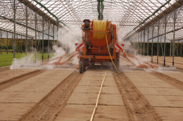 Vue d'un chantier de désinfection des sols à la vapeur avec automoteur